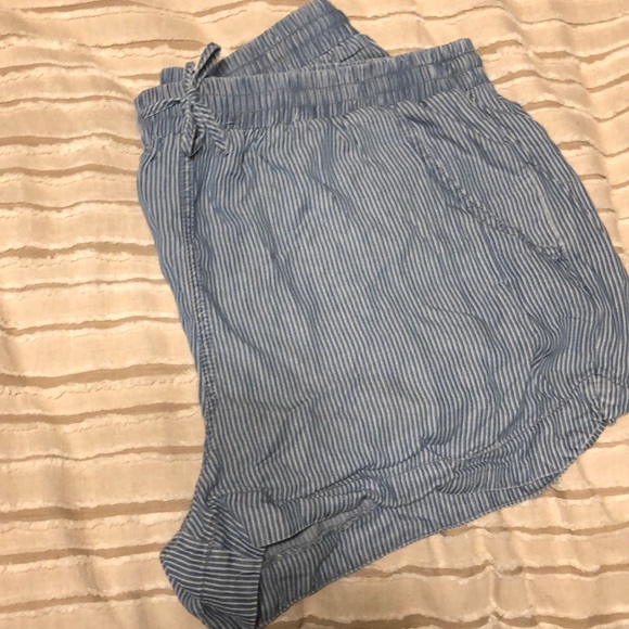 Shorts - Picture 2 of 4